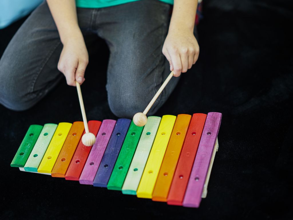 Garçon qui joue du xylophone